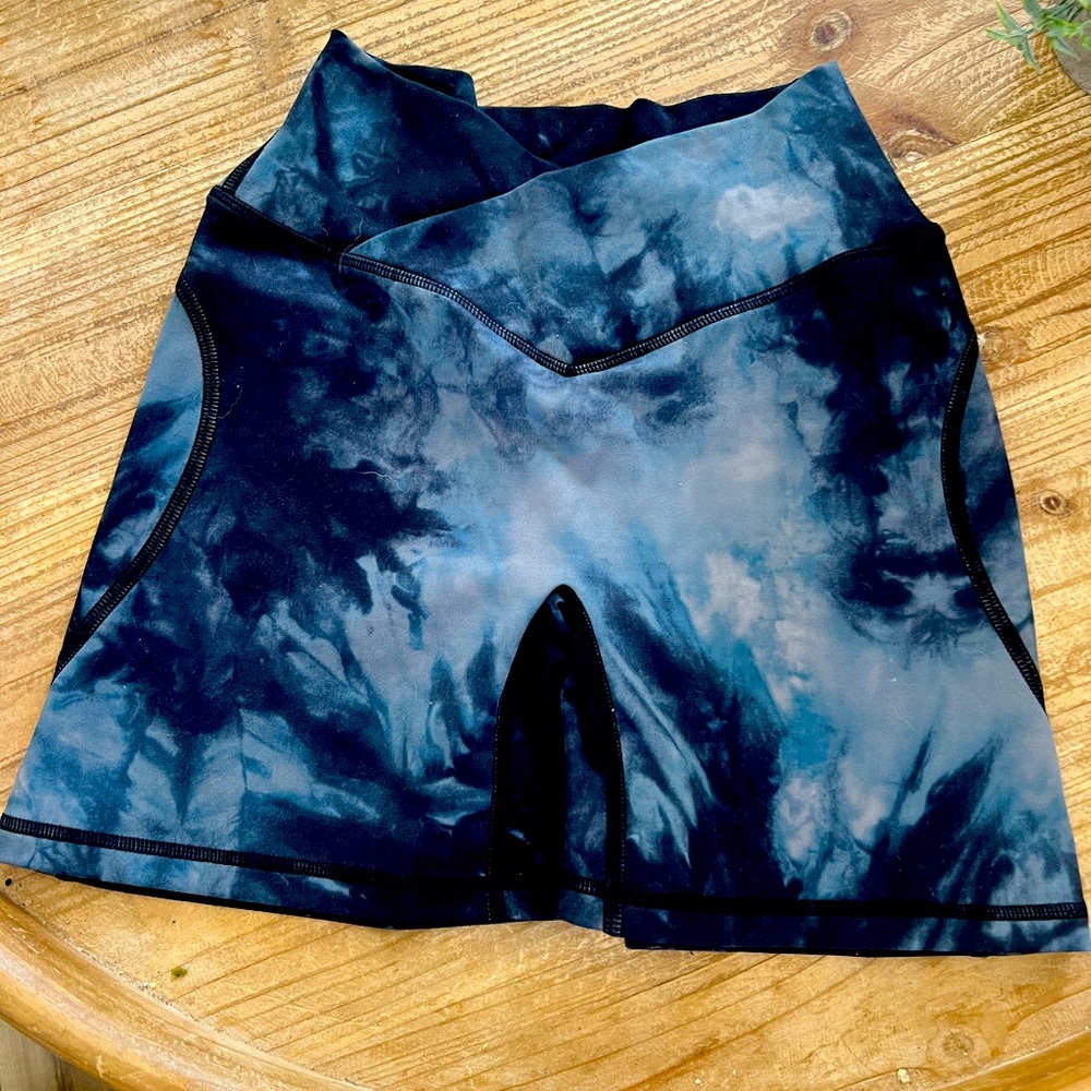 Alphalete Tie-Dye Black shorts